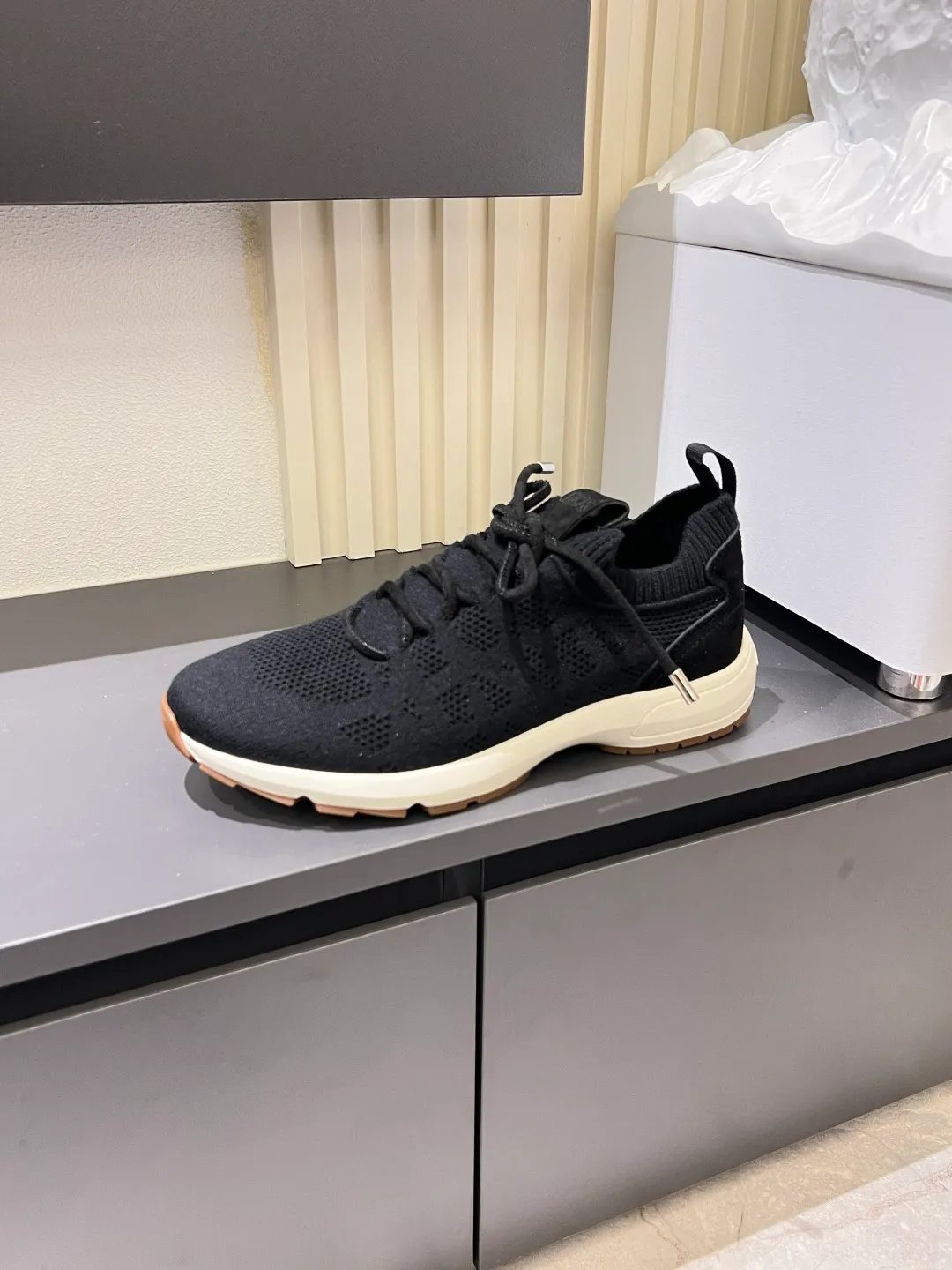 p380 Dior B80 sneakers are a new product of Dior men's series, focusing on comfort and fashion. The upper is made of breathable mesh + fabric splicing, which is lightweight and fits the shape of the foot, making it super comfortable for daily wear. The sole is made of rubber, which has great grip and wear resistance, and is suitable for commuting or light sports. The overall style is simple, the gray tone is versatile, and the shoelaces are adjustable for a more stable fit. Designed by Kim Jones, it is both practical and trendy. It is one of the new hot items in early spring①. size: 38-45 (45 customized)